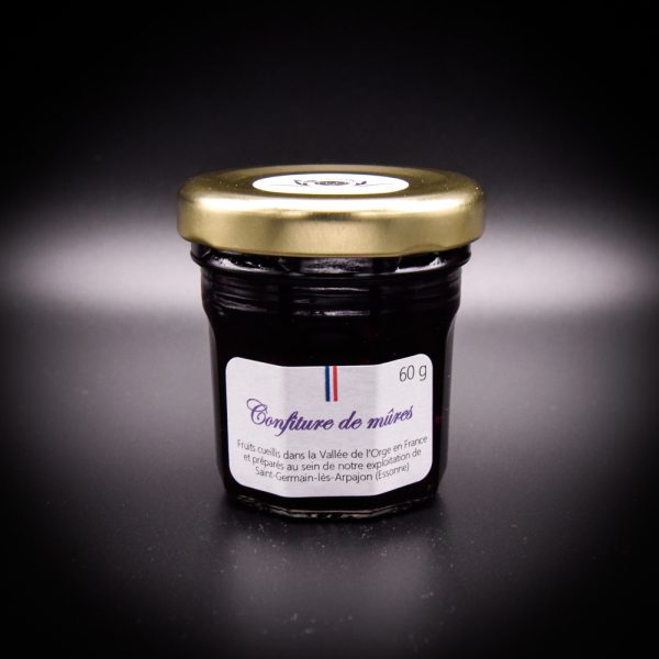 Petit pot de confiture de mûres